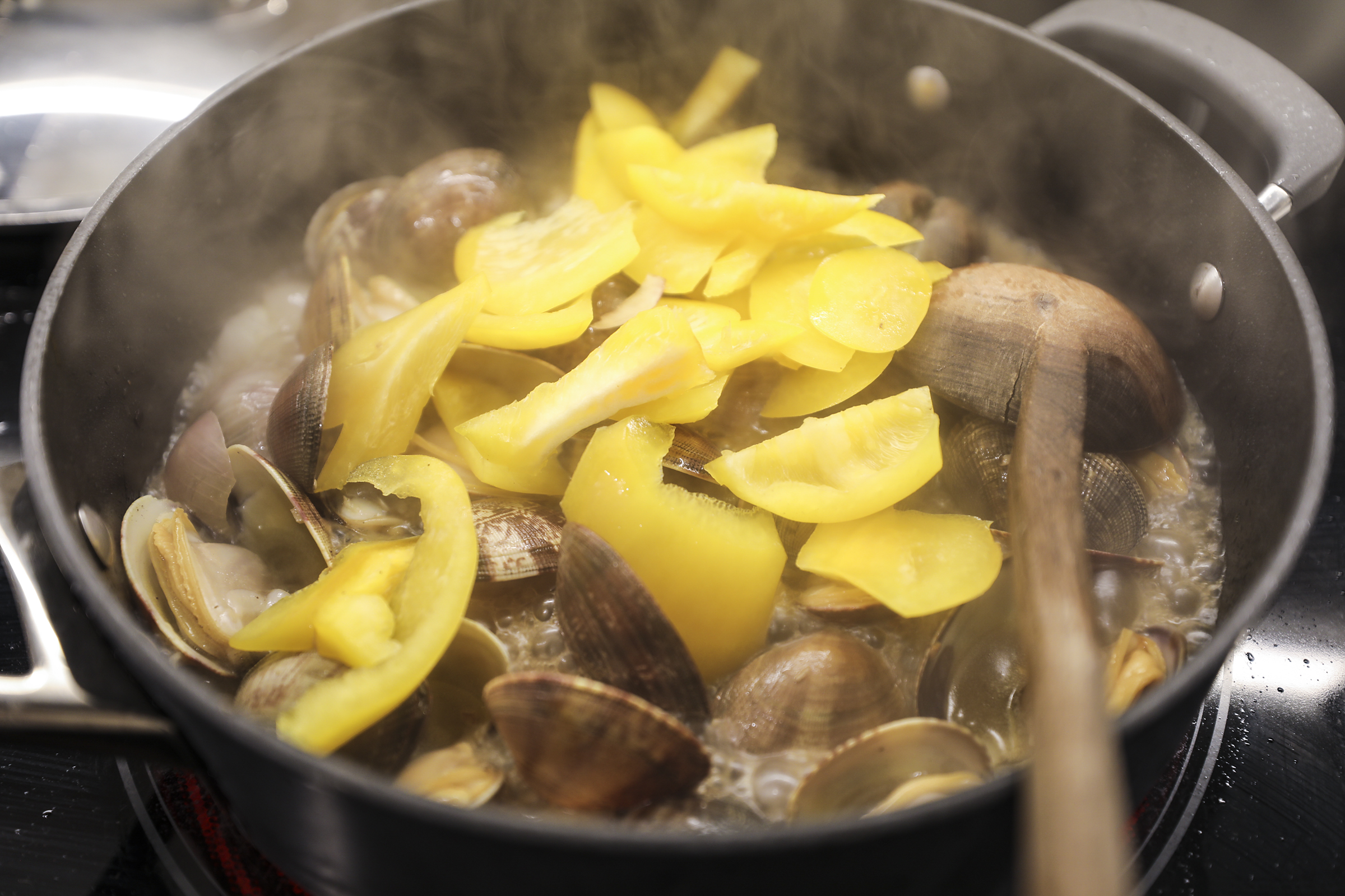 15MINCLAMS_LN_AMANDASAVINON_11.jpg